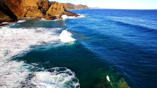 在岩石岛上的海岸上冲浪 — 图库照片