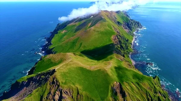 海洋中的高岩岛 — 图库照片