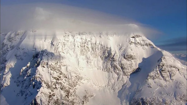 Śnieżny Szczyt Tle Błękitnego Nieba — Zdjęcie stockowe