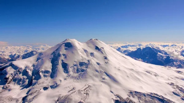 蓝天上的雪峰 — 图库照片