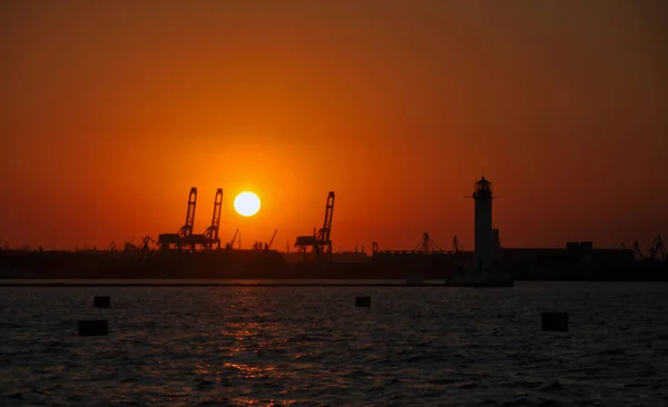 Günbatımı, Odessa limanı manzarası, deniz feneri.