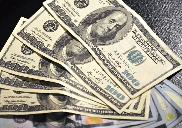 Para, Dolor, para bir sürü banknot vurdu.