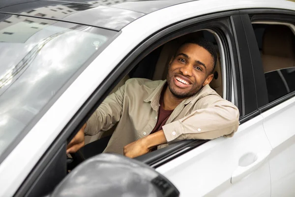 Yakışıklı Genç Adam Arabasını Sürüyor Kameraya Gülümsüyor Yüksek Kalite Fotoğraf — Stok fotoğraf