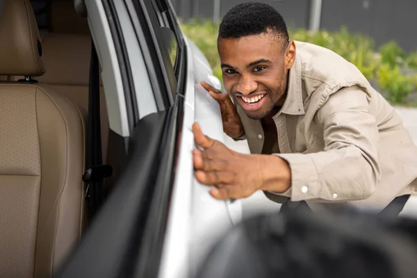 Bilförsäljning Glad Afro Man Röra Bil Efter Att Köpt Salong — Stockfoto