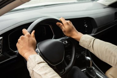 İki el direksiyonu arabanın içinde tutsun. Yüksek kalite fotoğraf