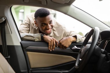 Araba Alıcısı. Zenci Adam Oto İçe Bakıyor Yeni Otomobil Seçiyor. Seçici Odaklanma. Yüksek kalite fotoğraf