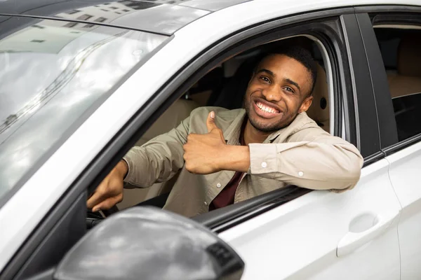 Ung Afrikansk Amerikan Ler Medan Han Kör Bil Som Visar — Stockfoto