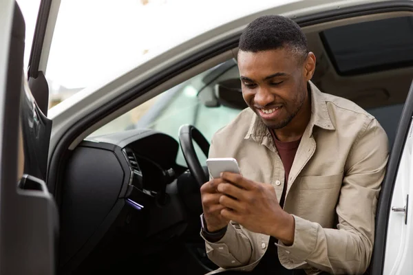 Glad Leende Man Skriva Ett Meddelande Telefonen Medan Sitter Bilen — Stockfoto