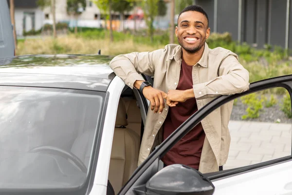 Den Afroamerikanske Mannen Som Klev Vit Bil Öppnade Bildörren Och — Stockfoto
