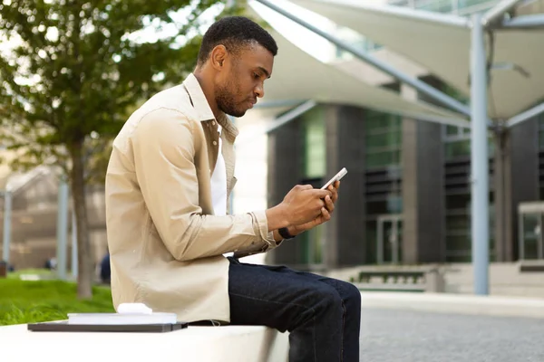 Side View African American Man Using Smart Phone Sitting Bench — Stock Photo, Image