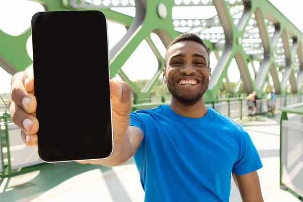 Reklama Mobilní Aplikaci Africký Američan Ukazuje Prázdný Displej Smartphonu Zatímco — Stock fotografie