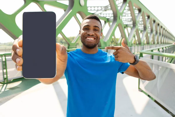 Glada Man Pekar Med Fingret Smartphone Handen Mot Bakgrund Grön — Stockfoto