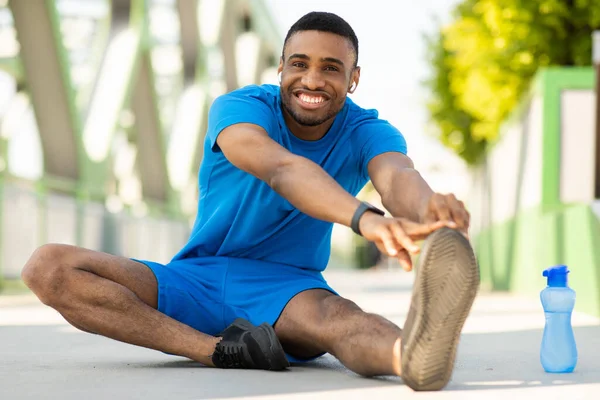 Afrika kökenli Amerikalı bir adam spor antrenmanından önce ısınıyor. Yüksek kalite fotoğraf