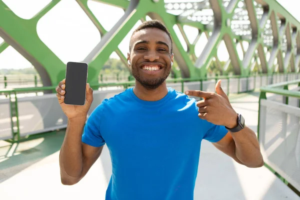 Porträtt Positiv Kille Som Håller Smartphone Med Svart Skärm Handen — Stockfoto