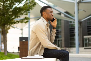 Sokakta telefonla konuşan Afro-Amerikan bir adamın gülüşüne yan bakış. - Evet. Yüksek kalite fotoğraf