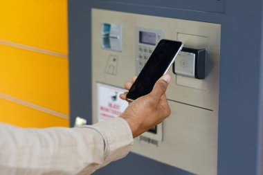 Otomatik self servis terminal ya da dolap kullanan bir müşteri. Posta konsepti. Yüksek kalite fotoğraf