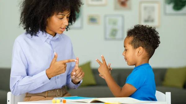 Розумний Хлопчик Розраховує Пальці Вчиться Приватного Вчителя Офісі Дитина Вчиться — стокове фото