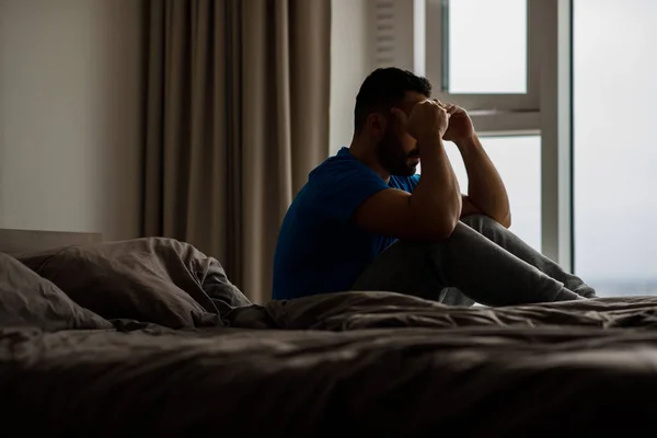 Homem Infeliz Sentado Cama Pensando Problemas Depressão Cobrindo Rosto Com — Fotografia de Stock