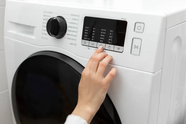 Çamaşır Makinesine Basarken Parmak Ile Bir Programı Seçen Bir Elin — Stok fotoğraf