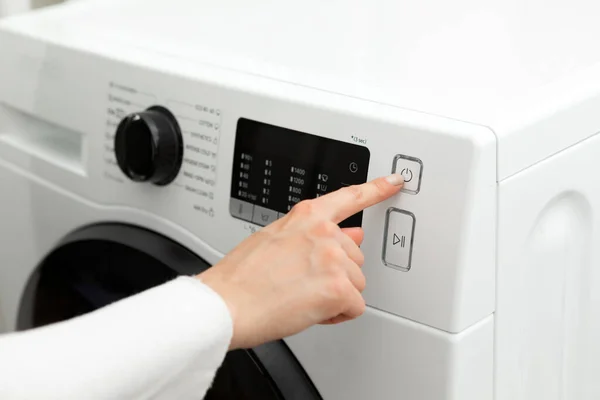 Närbild Kvinnlig Hand Som Pressar Och Stänger Tvättmaskinen Högkvalitativt Foto — Stockfoto
