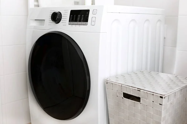Mesin Cuci Modern Dan Keranjang Cucian Dekat Dinding Putih Dalam — Stok Foto