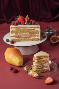 Beyaz krem peynirle kaplı ve böğürtlenlerle süslenmiş bisküvi keki. Ev yapımı kek fırını. Ev yapımı kek fırını. Armut ve böğürtlenli sünger keki..