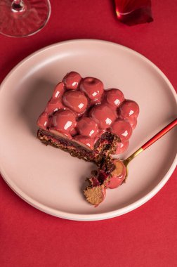 Kırmızı aynalı kremalı kek. Kesme kek: çikolatalı kek, çıtır çıtır, vişneli pasta, vişneli krema, çikolatalı mus..