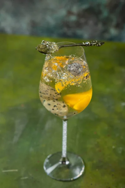 Vidro Água Com Frutas Fundo Perto — Fotografia de Stock