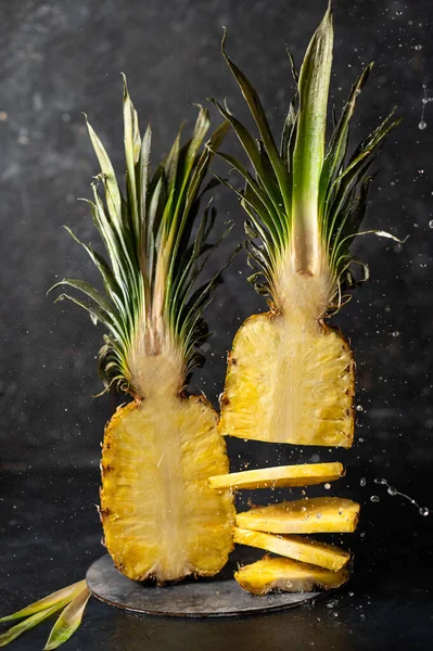 Latające Świeże Dojrzałe Plastry Ananasa Czarnym Tle Ananas Krojony — Zdjęcie stockowe