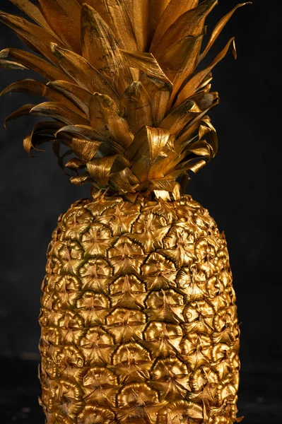 Złote Ananasy Czarnym Tle — Zdjęcie stockowe