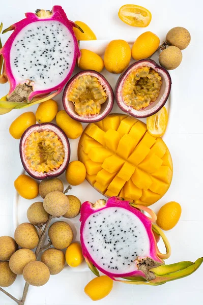 Grupa Egzotycznych Owoców Tropikalnych Mango Owoce Smoka Pasja Kumkwat Owoców — Zdjęcie stockowe