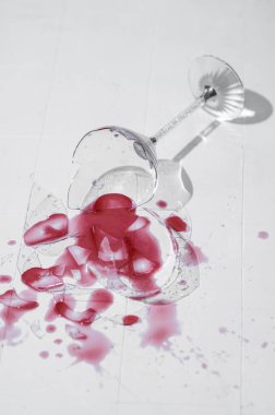 Kırık cam, beyaz fayanslı kırmızı şarap.