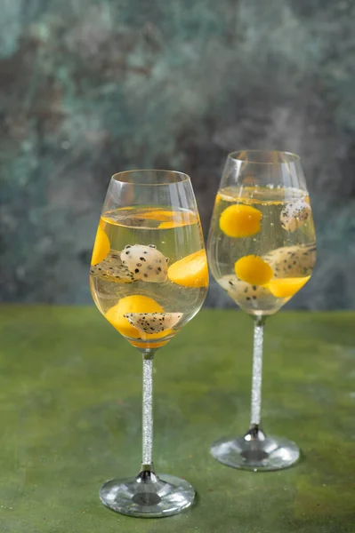 Efterrätt Champagne Gelé Med Exotiska Frukter Mango Och Pitahaya Ett — Stockfoto