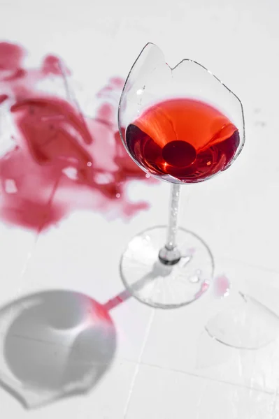 Broken Glass Red Wine Table White Tiles — Stock Photo, Image