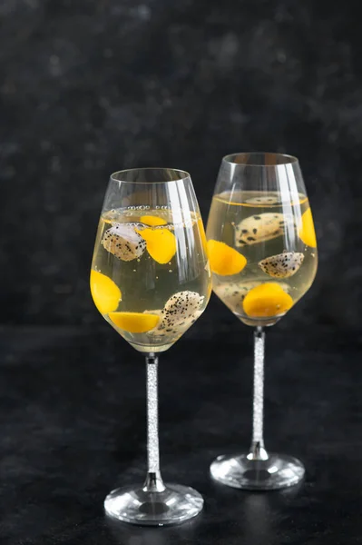 Efterrätt Champagne Gelé Med Exotiska Frukter Mango Och Pitahaya Ett — Stockfoto