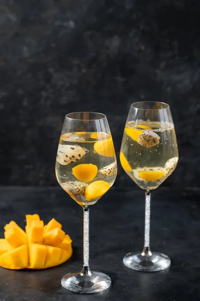 Efterrätt Champagne Gelé Med Exotiska Frukter Mango Och Pitahaya Ett — Stockfoto