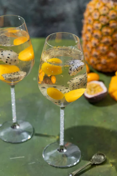 Efterrätt Champagne Gelé Med Exotiska Frukter Mango Och Pitahaya Ett — Stockfoto