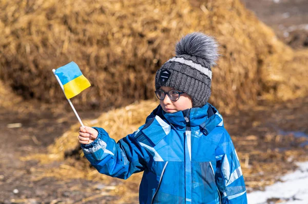 Український Хлопчик Тримає Своїх Руках Прапор України Патріотизм Хілі Занепокоєння — стокове фото