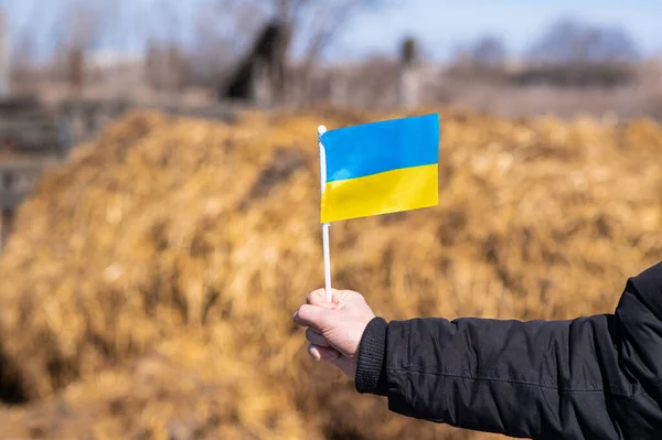 Uomo Ucraino Tiene Mano Bandiera Dell Ucraina Patriottismo Hildren Ansia — Foto Stock