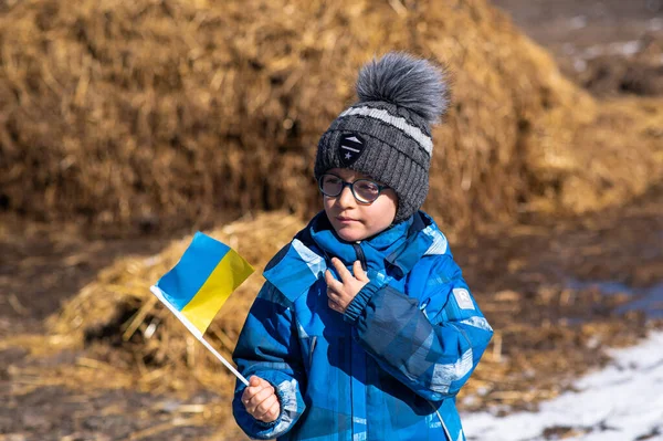 Український Хлопчик Тримає Своїх Руках Прапор України Ніякої Війни Підтримка — стокове фото