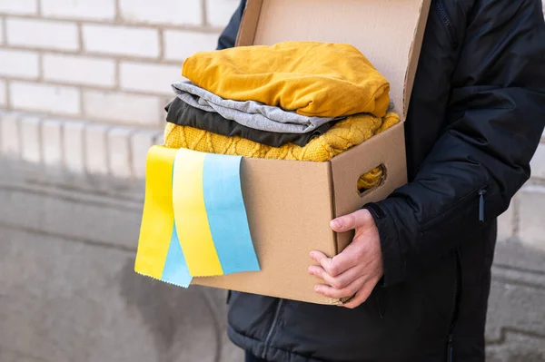 Close Volunteer Carrying Box Humanitarian Aid Ukrainian Refugees Street — Stock Photo, Image