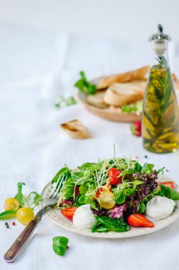 Çilekli salata, kiraz domatesleri, ayçekirdeği, ıspanak ve beyaz arka planda beyaz peynir. Üst görünüm