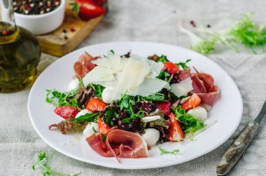 Jamon, bebek mozzarella, çilek ve sirke soslu salata karışımı..