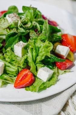 Peynirli taze salata, çilek ve salata karışımı. * Kaybettin *