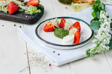 Çilekli Caprese salatası. Mozzarella çilekli, soslu ve marullu..