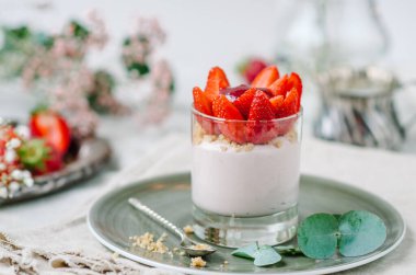 Bardakta çilekli cheesecake. Taze çilek ve krem peynirli. Sağlıklı ev yapımı organik tatlı..