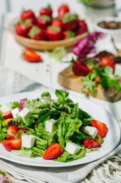 Peynirli taze salata, çilek ve salata karışımı. * Kaybettin *