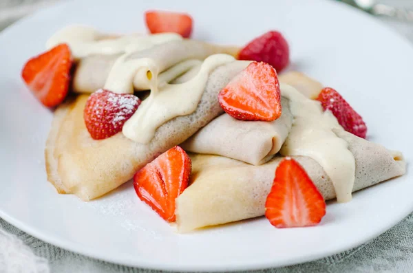 Colazione Estiva Dolce Con Frittelle Alla Francese Con Fragole Salsa — Foto Stock