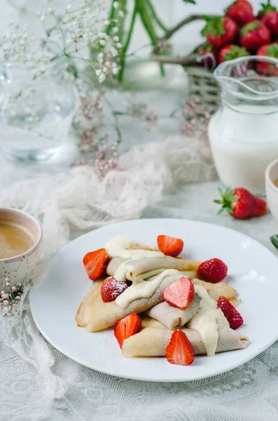 Летний Сладкий Завтрак Французскими Блинами Клубникой Ванильным Соусом — стоковое фото