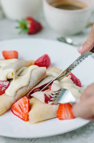 Colazione Estiva Dolce Con Frittelle Alla Francese Con Fragole Salsa — Foto Stock